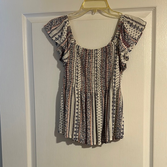 Patterned Flutter Sleeve Top - Picture 3 of 5